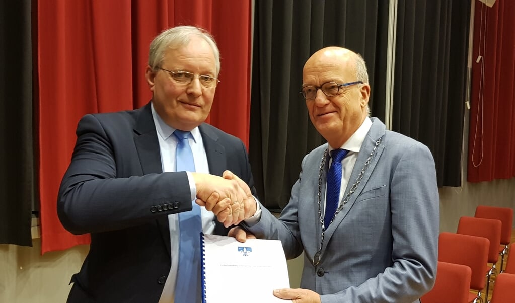Herman van Ginkel biedt burgemeester Harry de Vries zijn petitie voor een Zelfstandig Scherpenzeel aan.