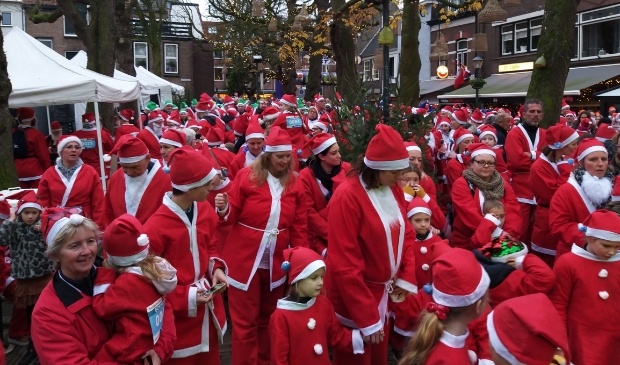 <p>Aan de Santa Run doen jaarlijks honderden mensen mee</p>