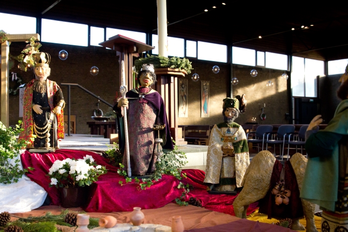 de Driekoningen in de Kerststal Nicolaaskerk, Odijk van kunstenares Thea Lammers