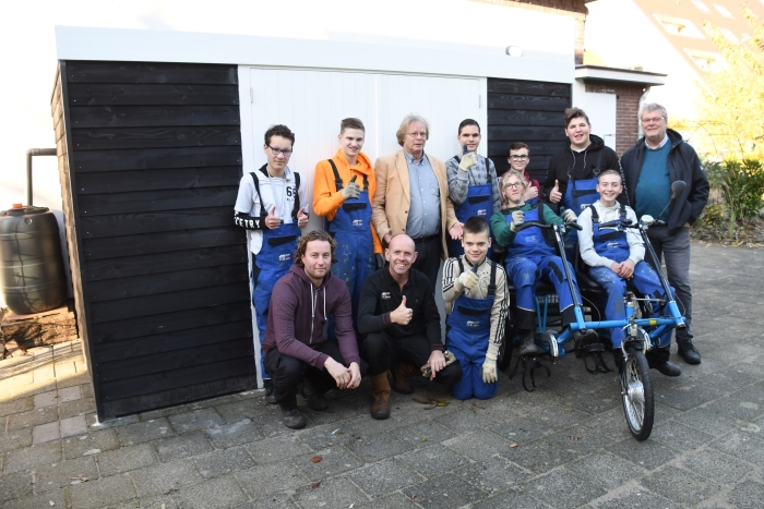 Leerlingen en docenten praktijkschool Oosterhout met vrijwilligers/sponsoren fietsenhok en