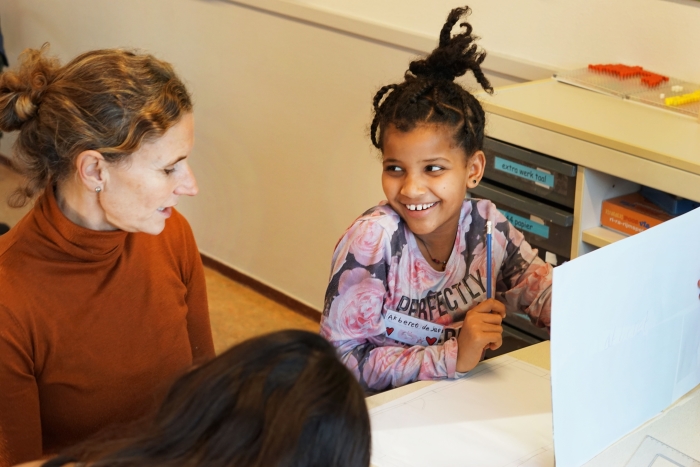 Gastdocent Katrin helpt met het maken van een plattegrond