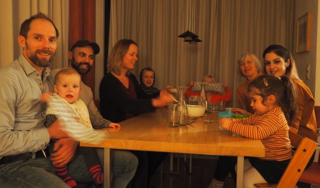 Aan tafel komen mooie verhalen, wederzijdse interesses en vriendschappen tot bloei.