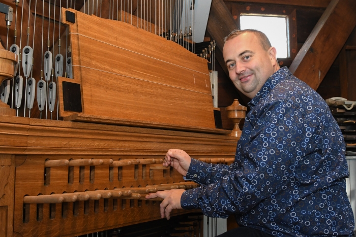 stadsbeiaardier Wim Ruitenbeek aan het klavier (toren Nijkerk)
