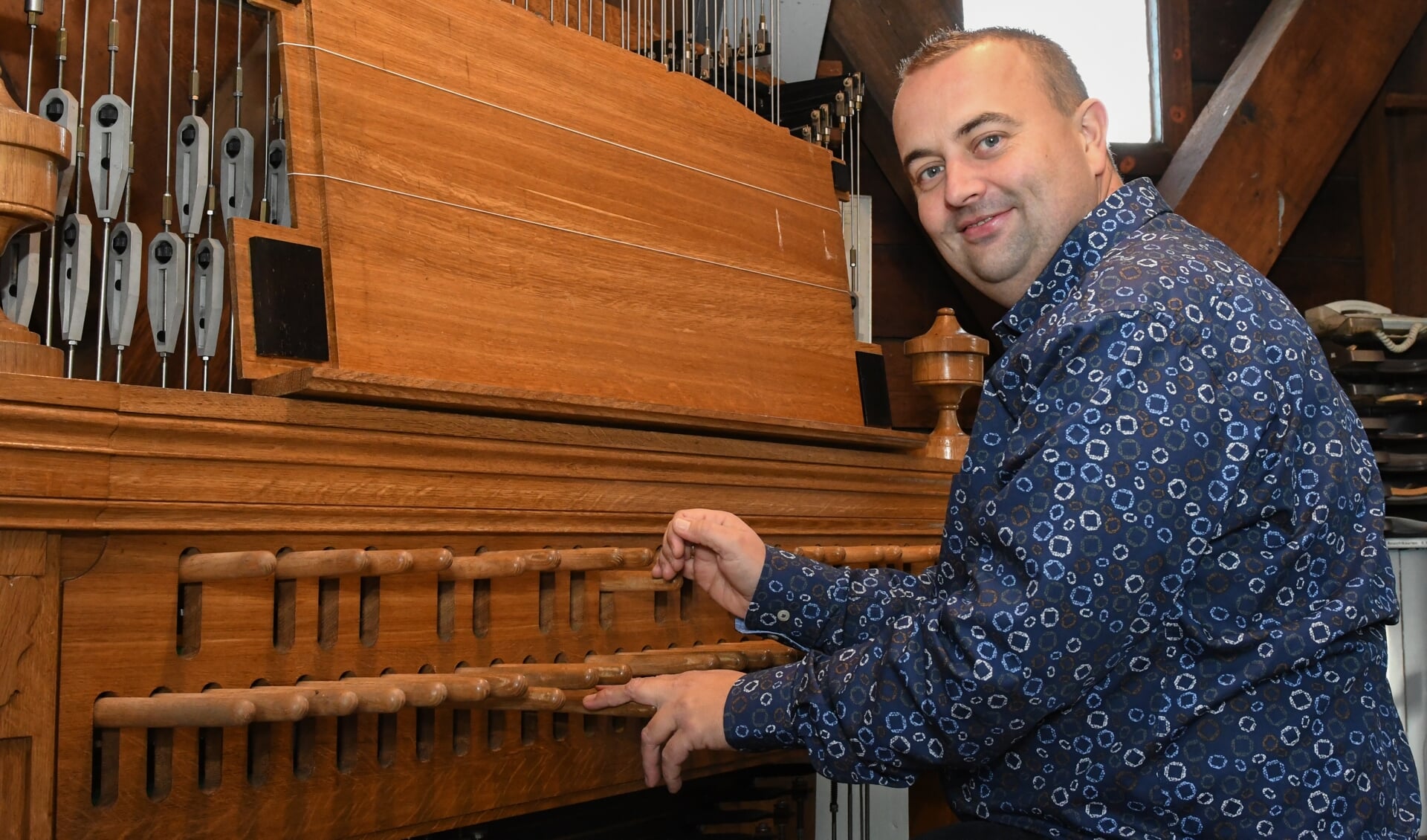 stadsbeiaardier Wim Ruitenbeek aan het klavier (toren Nijkerk)