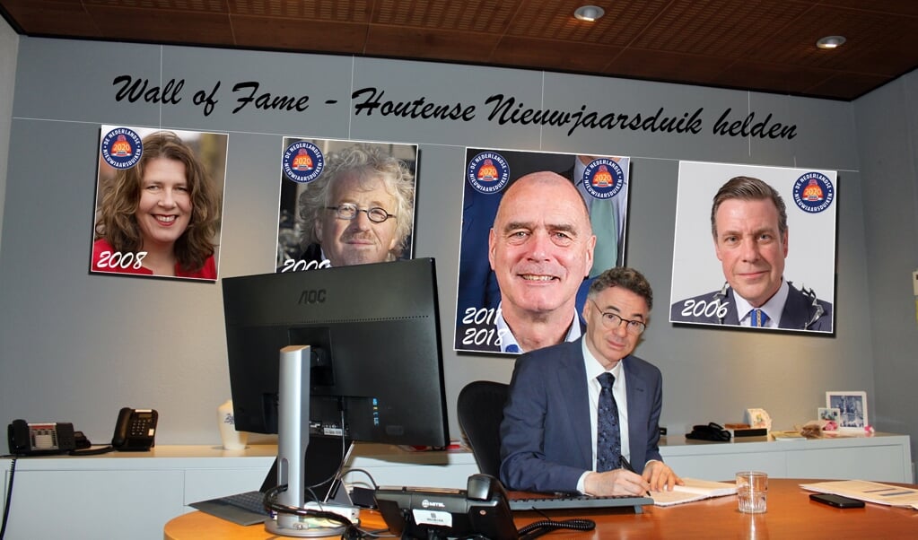 Isabella in zijn werkkamer met op de achtergrond de wall of fame van deelnemende wethouders aan de Nieuwjaarsduik