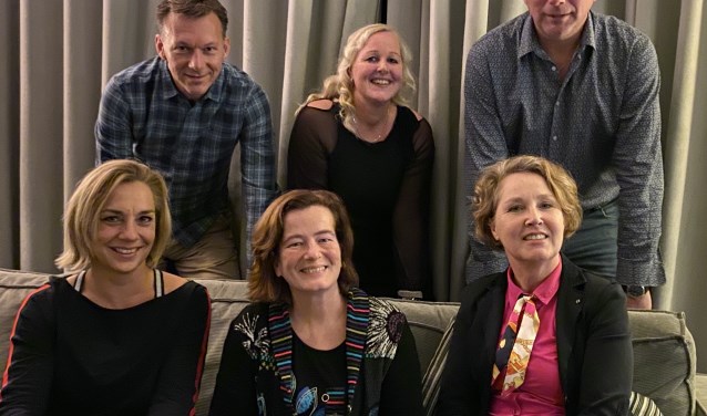 Het bestuur van WoonDroom Leusden met staand in het midden Marjan Stomphorst.