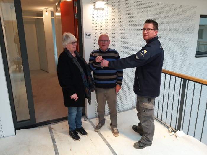 Ton en Betty Kersloot krijgen de sleutel van hun appartement