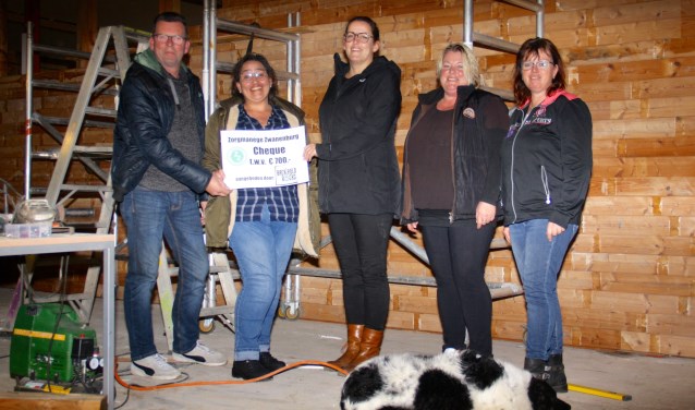 De cheque van Anton en Wilma werd natuurlijk overhandigd in de nog in aanbouw zijnde ontmoetingsruimte.
