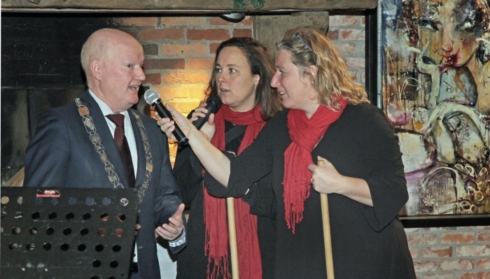 De burgemeester met Buurvrouw en Buurvrouw