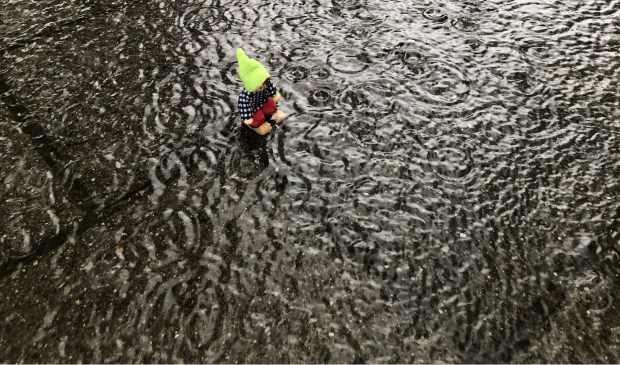 Op het plein bij de Jan Campert school stroomt het regenwater niet weg tijdens een stortbui