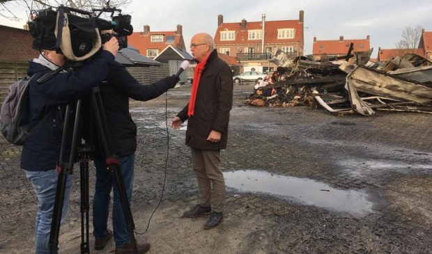 Burgemeester De
Vries voor de camera van RTL Nieuws.