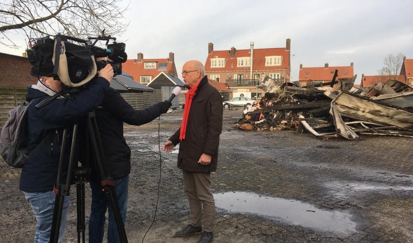 Burgemeester De
Vries voor de camera van RTL Nieuws.