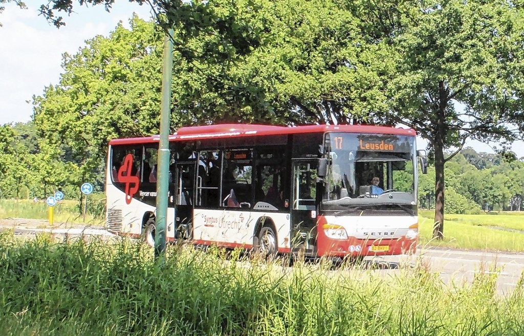Een bus van Syntus in het buitengebied. De provincie Gelderland wil een vaste busverbinding tussen Scherpenzeel en Barneveld.