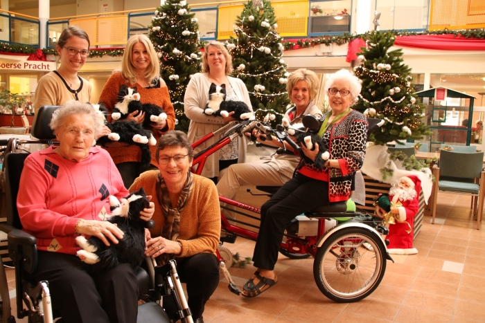 Vrienden van De Lange Wei konden in de decembermaand nog twee mooie cadeaus overhandigen: een duofiets en robotkatten