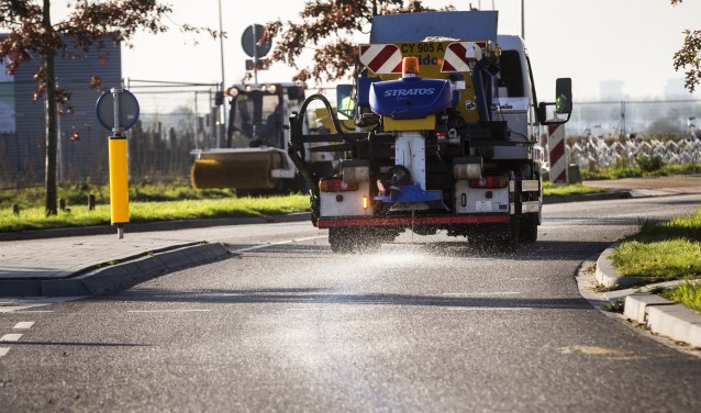 MOORDRECHT - Een strooiwagen verspreidt zout als gladheidsbestrijding. ANP XTRA ALEXANDER SCHIPPERS