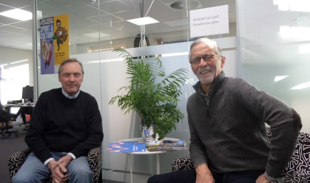 V.l.n.r. Vrijwilliger Frits Beukema en coördinator Paul van der Hoorn van Thuisadministratie Humanitas Zuid-Kennemerland.