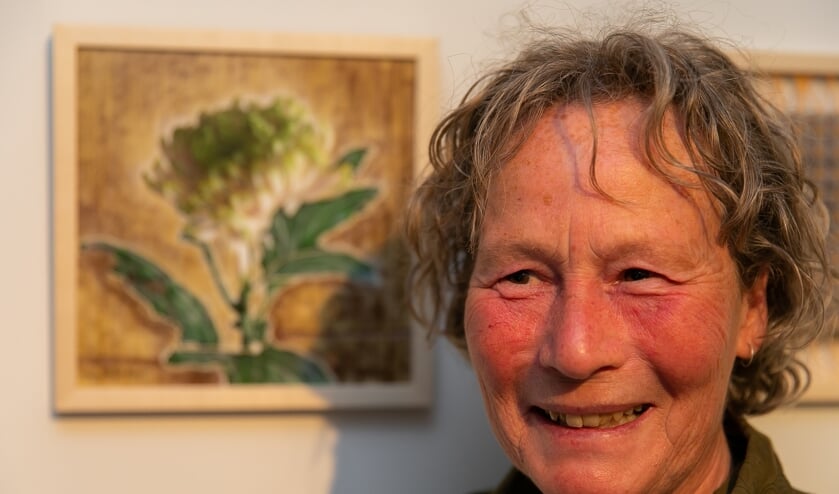 Marie-Louise Dooijes naast haar kunstwerk ‘Chrysant 2.0’ in het Mondriaanhuis.