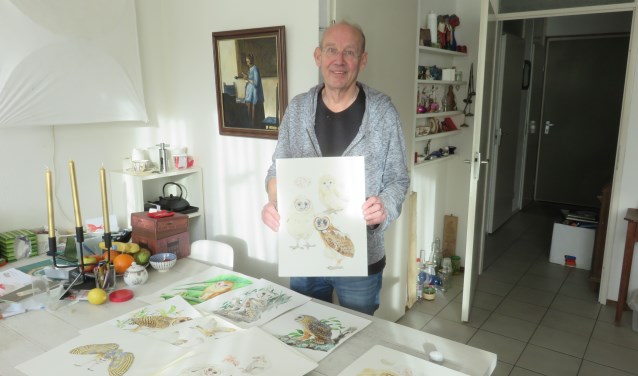 Ed Hazebroek toont een gedeelte van zijn tekenwerk.
