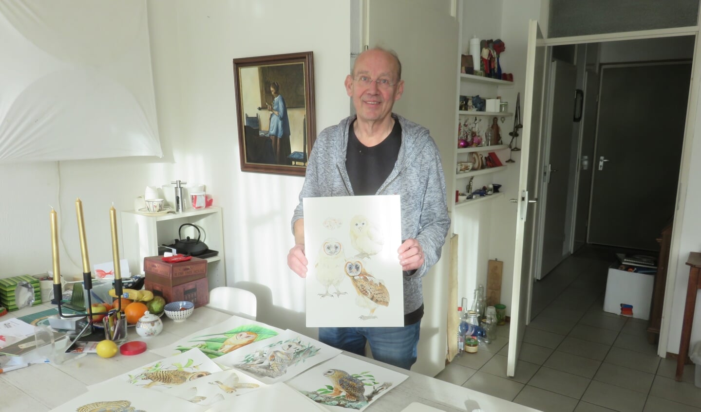 Ed Hazebroek toont een gedeelte van zijn tekenwerk.
