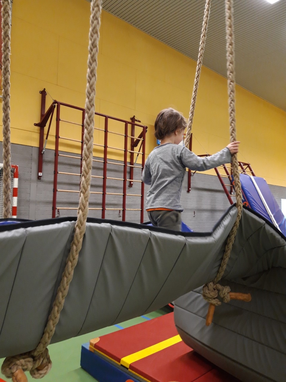 Klimmen over de wiebel loopbrug.