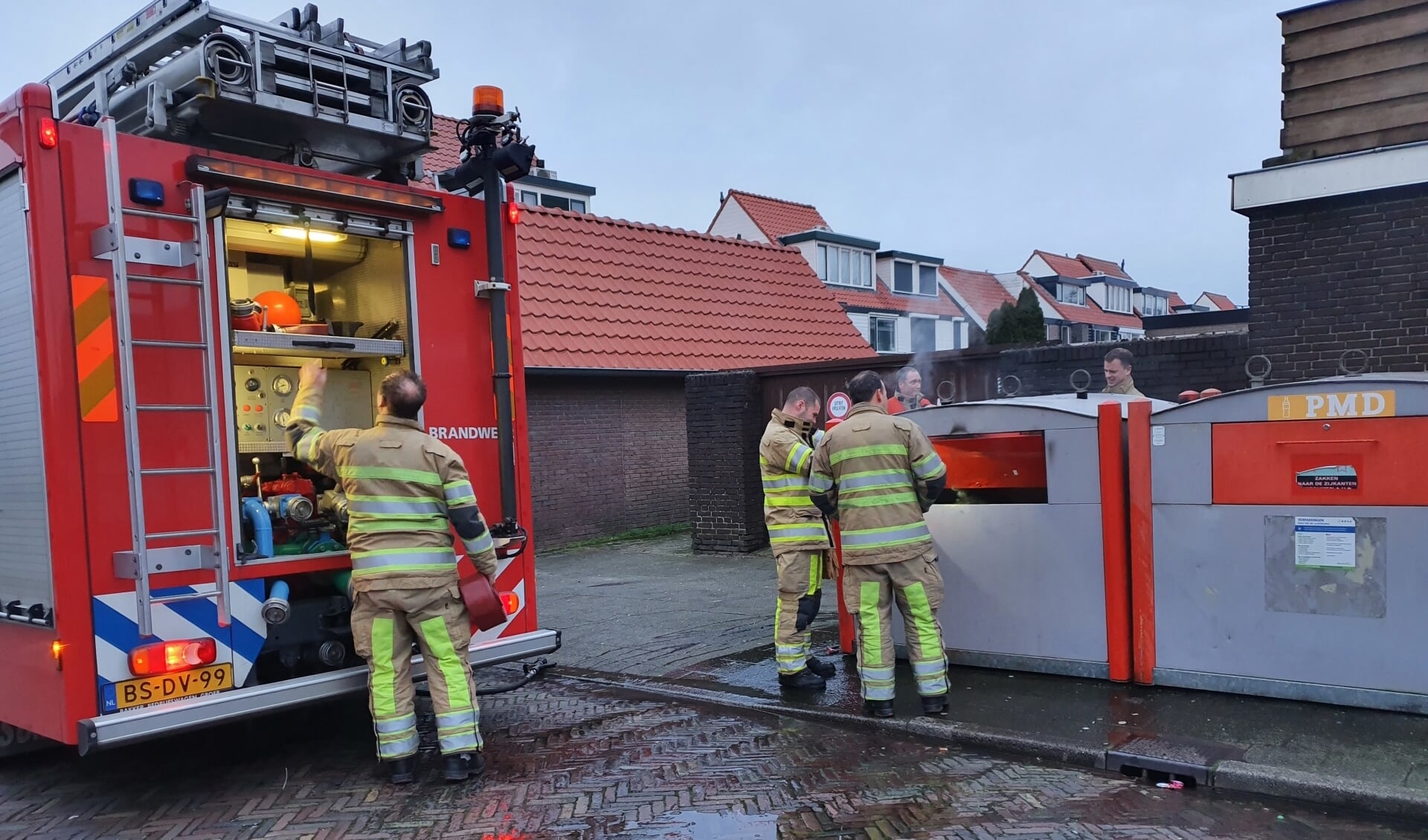 De brandweer moest zowel 's nachts als 's middags naar de Lekstraat om een containerbrand te blussen.