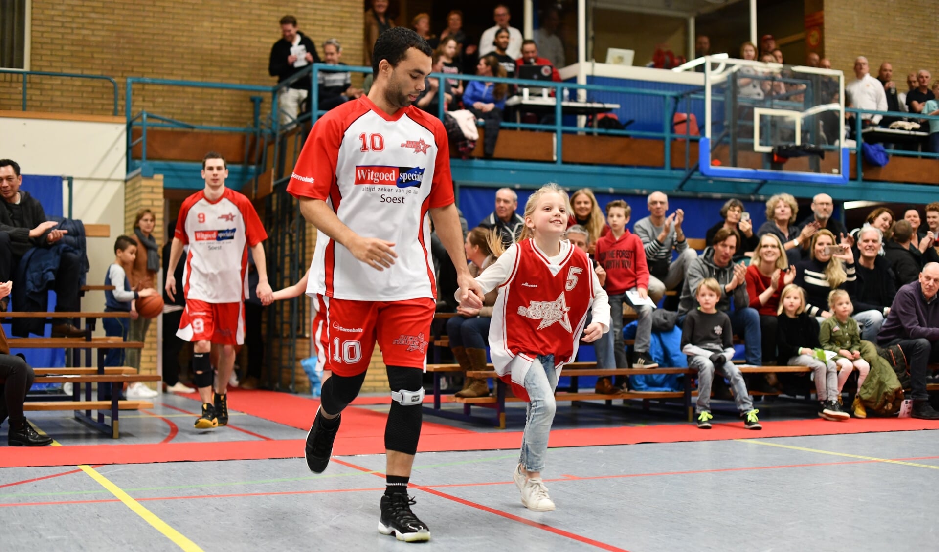 Bij Red Stars voorspelt voorzitter Dick van der Hammen een drama. ,,Sport heeft veel voordelen: een gezondere samenleving, dus minder zorgkosten; minder vandalisme. De gemeente zou haar werk beter moeten doen.