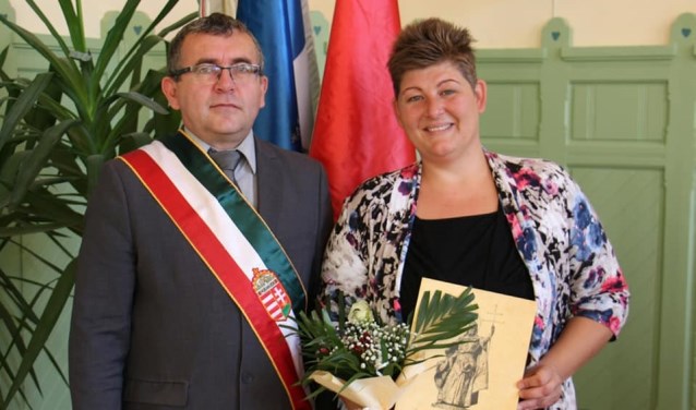 Mirjam Buru-Sluiter heeft sinds begin oktober ook de Hongaarse nationaliteit. Na de beëdiging en het volkslied op de foto met de burgemeester.