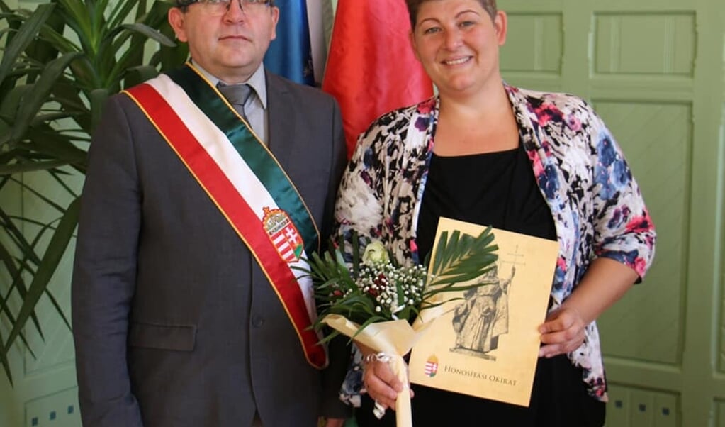 Mirjam Buru-Sluiter heeft sinds begin oktober ook de Hongaarse nationaliteit. Na de beëdiging en het volkslied op de foto met de burgemeester.