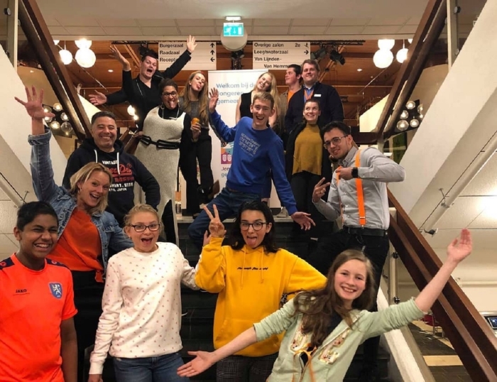 De leden en ambassadeurs van de JGR met een 'Touch of Orange' aan.