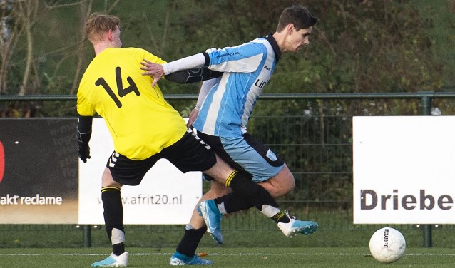 FC Driebergen aanvoerder Jelle Adema (rechts) ging voorop in de strijd en was in alle opzichten een voorbeeld voor zijn teamgenoten