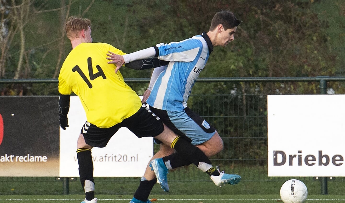 FC Driebergen aanvoerder Jelle Adema (rechts) ging voorop in de strijd en was in alle opzichten een voorbeeld voor zijn teamgenoten