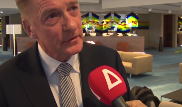 <p>Wethouder Rob Ellermeijer (Media) voor de microfoon van RTV Amstelveen.</p>