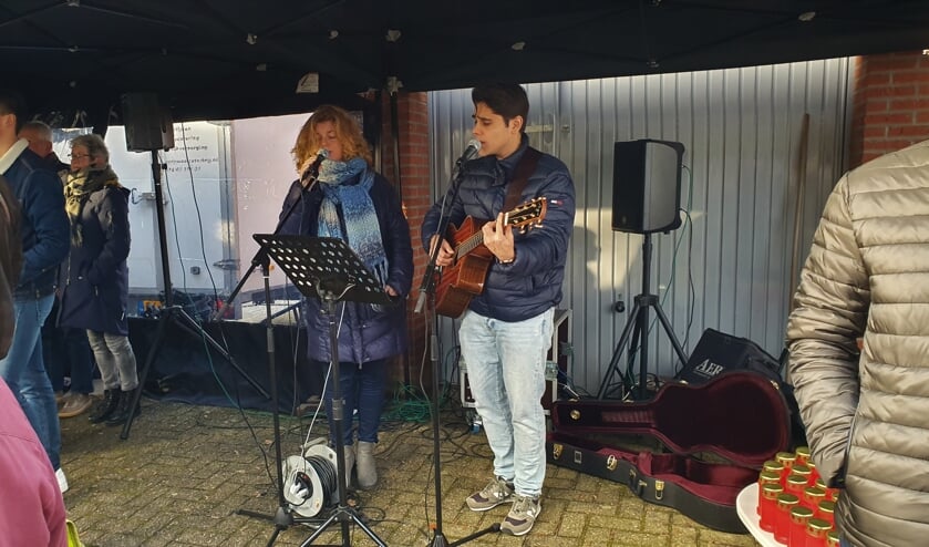 Esther en Ruben zongen liederen als Silent Night en Mag ik dan bij jou