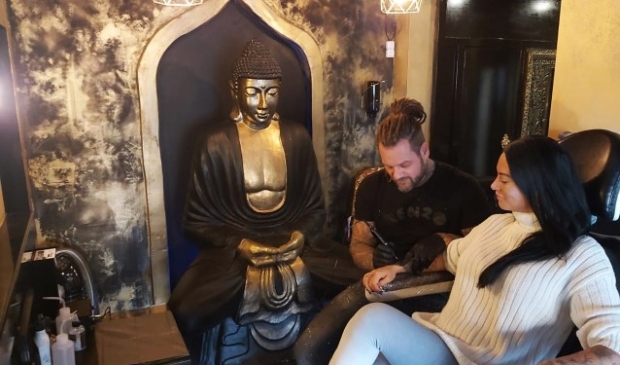 Vanaf eind deze wek kan men op de Prins Bernhardlaan terecht om een tattoo te laten zetten. (Foto: Black Lotus Tattoo)