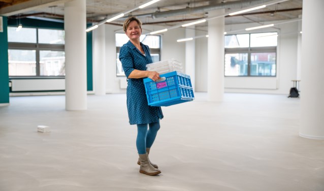 Renée Tiemstra, manager van de bibliotheek Z-O-U-T, roept mensen op om te helpen verhuizen naar deze nieuwe plek.