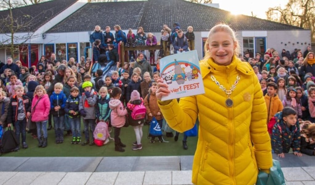 Kinderburgemeester Maud Smit laat het nieuwe blad van de stichting BO viert FEEST zien. Vorige week nam zij het magazine in ontvangst. (Foto's: Govert Govers)