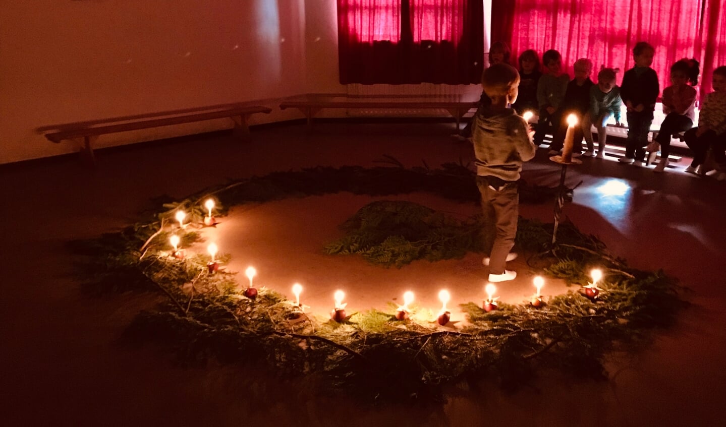 Een kleuter in het adventstuintje