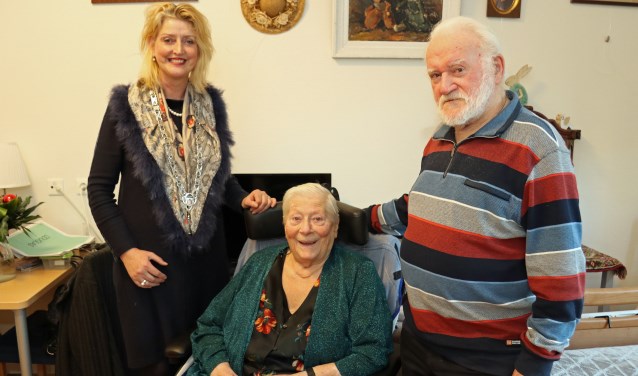 Echtpaar Dijkers - v.d. Giessen neemt felicitaties van burgemeester Reinie Melissant – Briene in ontvangst.