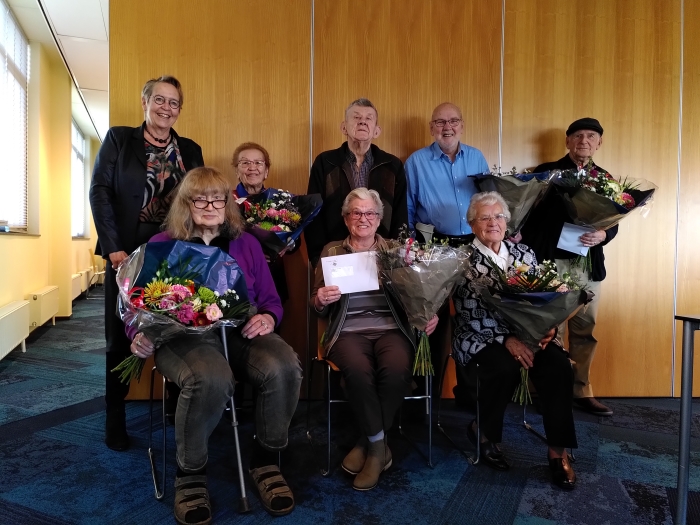 Directeur Marian Teer van Woonstede met de bewoners die hun 50ste huurverjaardag vieren
