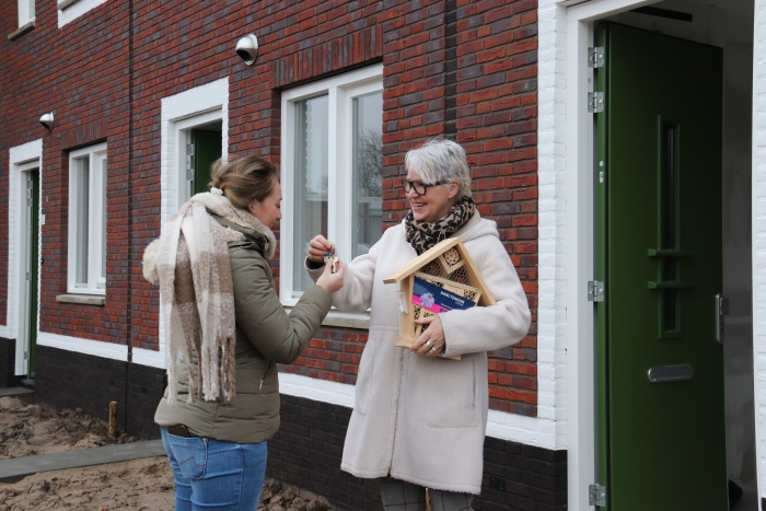 Sjanie van den Dool, manager Wonen Poort6, overhandigt eerste sleutel nieuwbouwwoningen Irenelaan