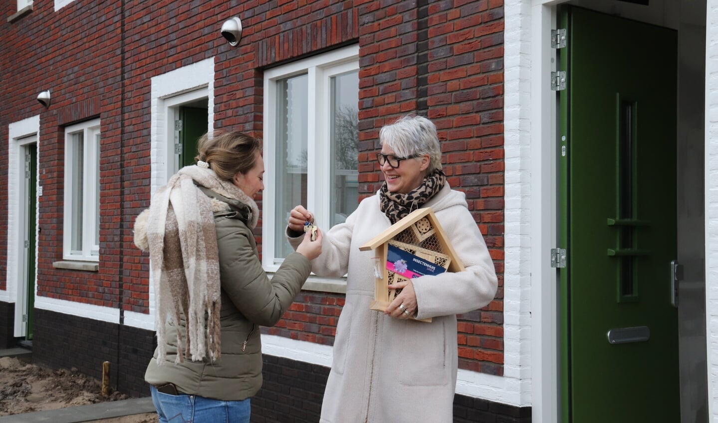 Sjanie van den Dool, manager Wonen Poort6, overhandigt eerste sleutel nieuwbouwwoningen Irenelaan