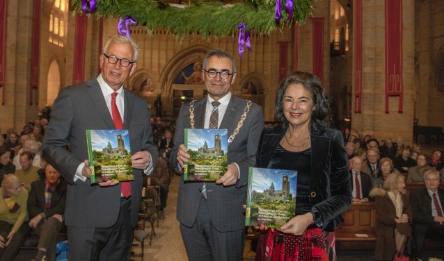 V.l.n.r. Wim Cerutti, burgemeester Jos Wienen en regentes Marie-Victoire Bot.