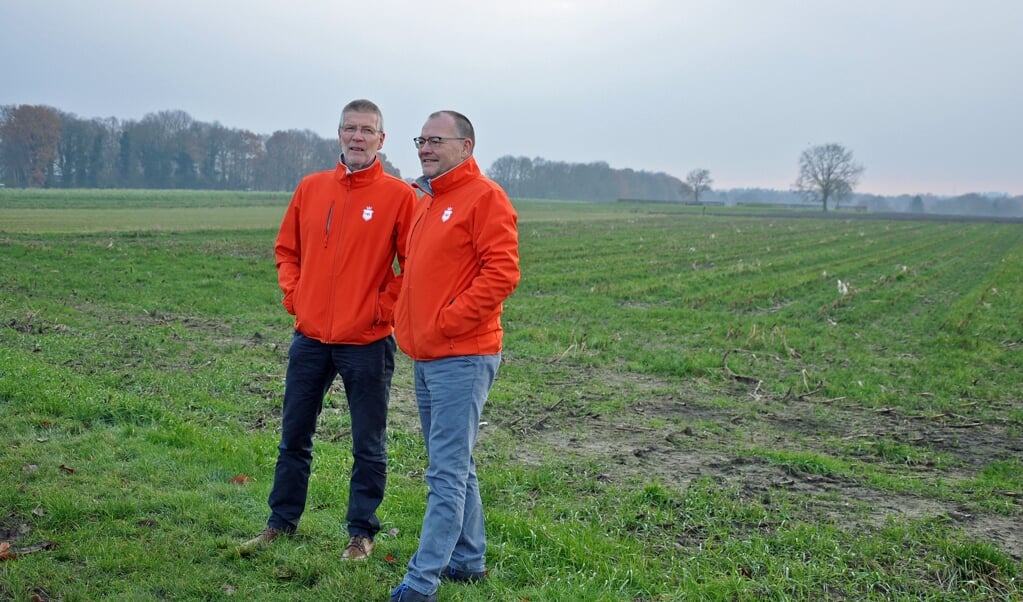 Herenboeren Frank van Geffen en Kees Rezelman (rechts) op de Soester Engh. Grond genoeg voor akkerbouw en veeteelt, maar waar is geschikte grond (20 hectare) beschikbaar?