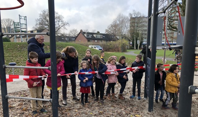 Kinderen uit Klaarwater hielpen bij het (her)openen van de speelplek in Park Honsbergen.