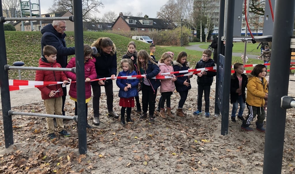 Kinderen uit Klaarwater hielpen bij het (her)openen van de speelplek in Park Honsbergen.