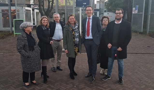 Burgemeester Poppens met betrokkenen van DUWO en de VU in Uilenstede.