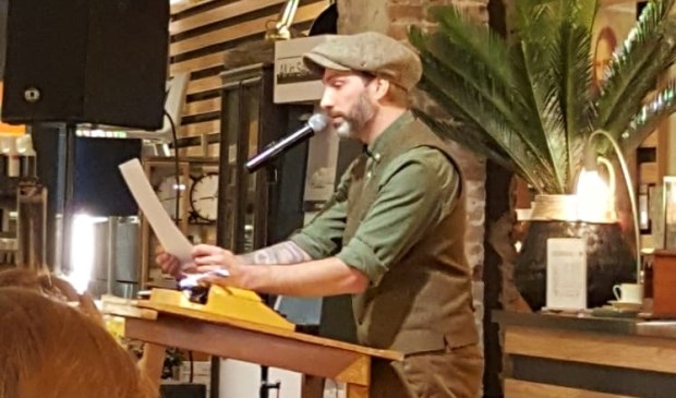Lex Paleaux leest in de Zijlstraat voor uit eigen werk