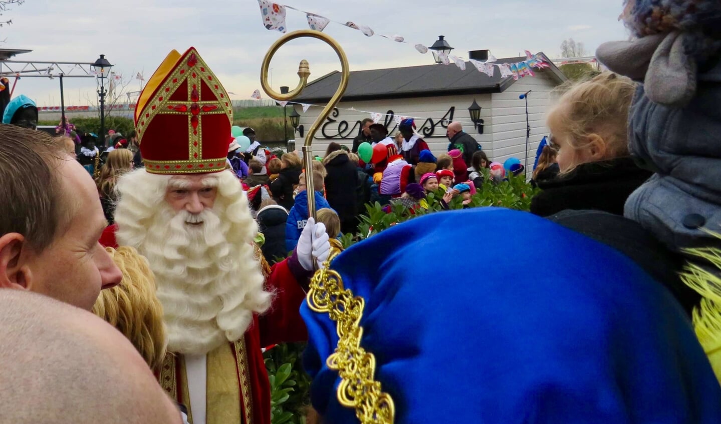 Sinterklaas zet voet aan wal bij Eemlust