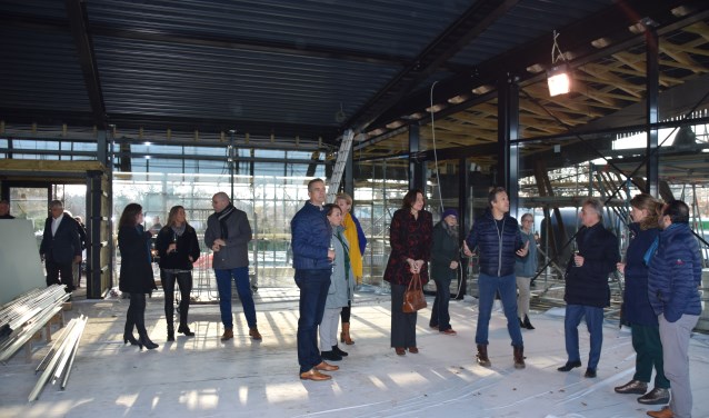 Belangstelling bij het in aanbouw zijnde café-restaurant Soesterdal dat waarschijnlijk in het voorjaar open gaat.