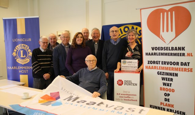 Vertegenwoordigers van de lionsclub, Maatvast en de voedselbank bij de start van de actie.